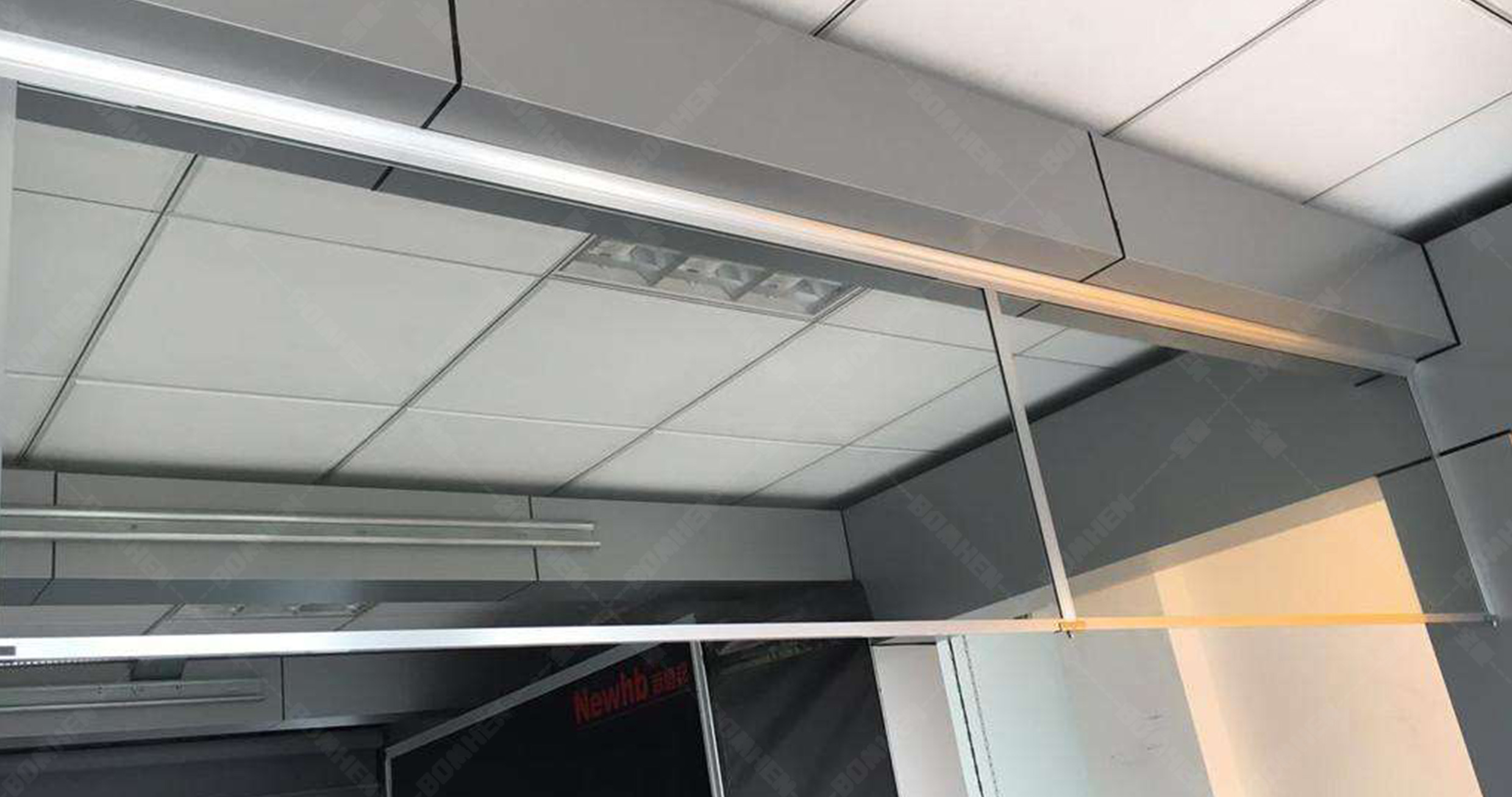 &ldquo;火海中的守护者：刚性防火玻璃挡烟垂壁&rdquo;